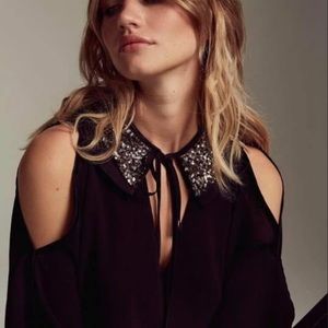 Sexy cold shoulder top from Paris